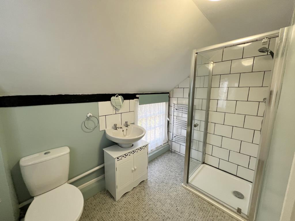 Lot: 34 - DETACHED COTTAGE ON GOOD SIZE PLOT - Shower room with W.C.